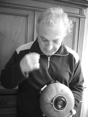 Yves Rousguisto et sa cougourde à photo